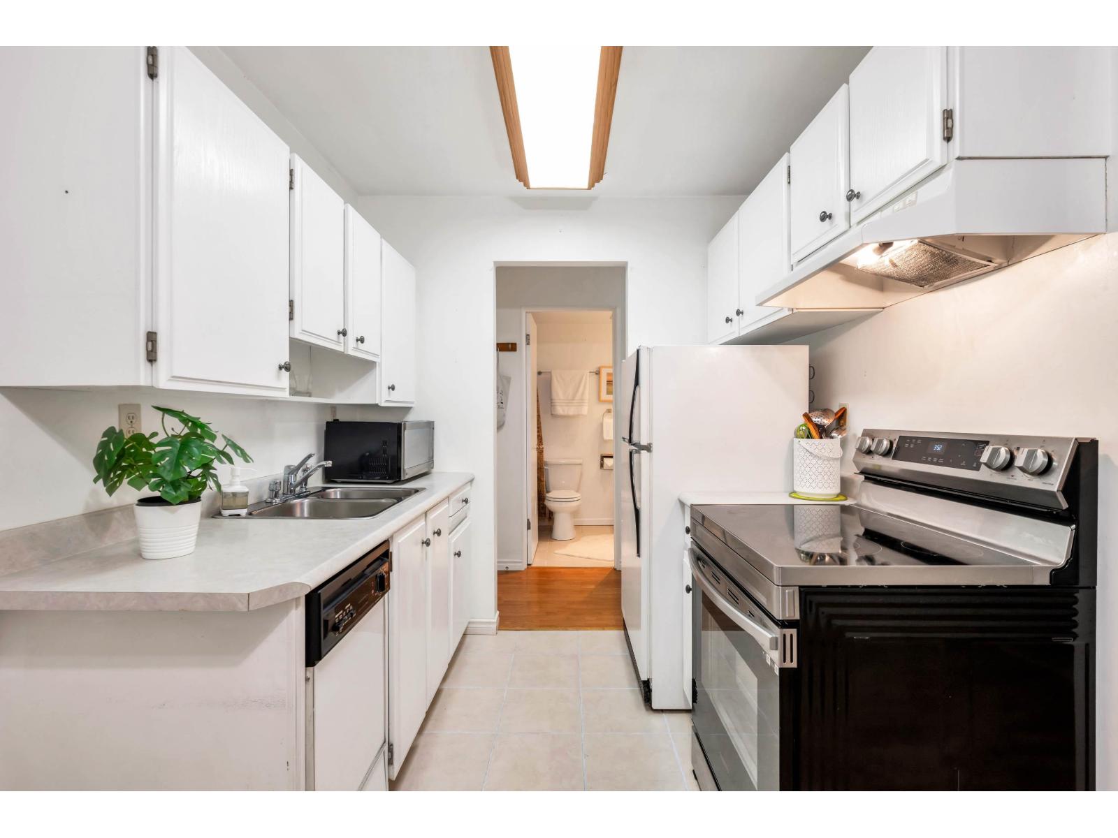 316 15020 North Bluff Road, White Rock, British Columbia  V4B 5A4 - Photo 9 - R3068107