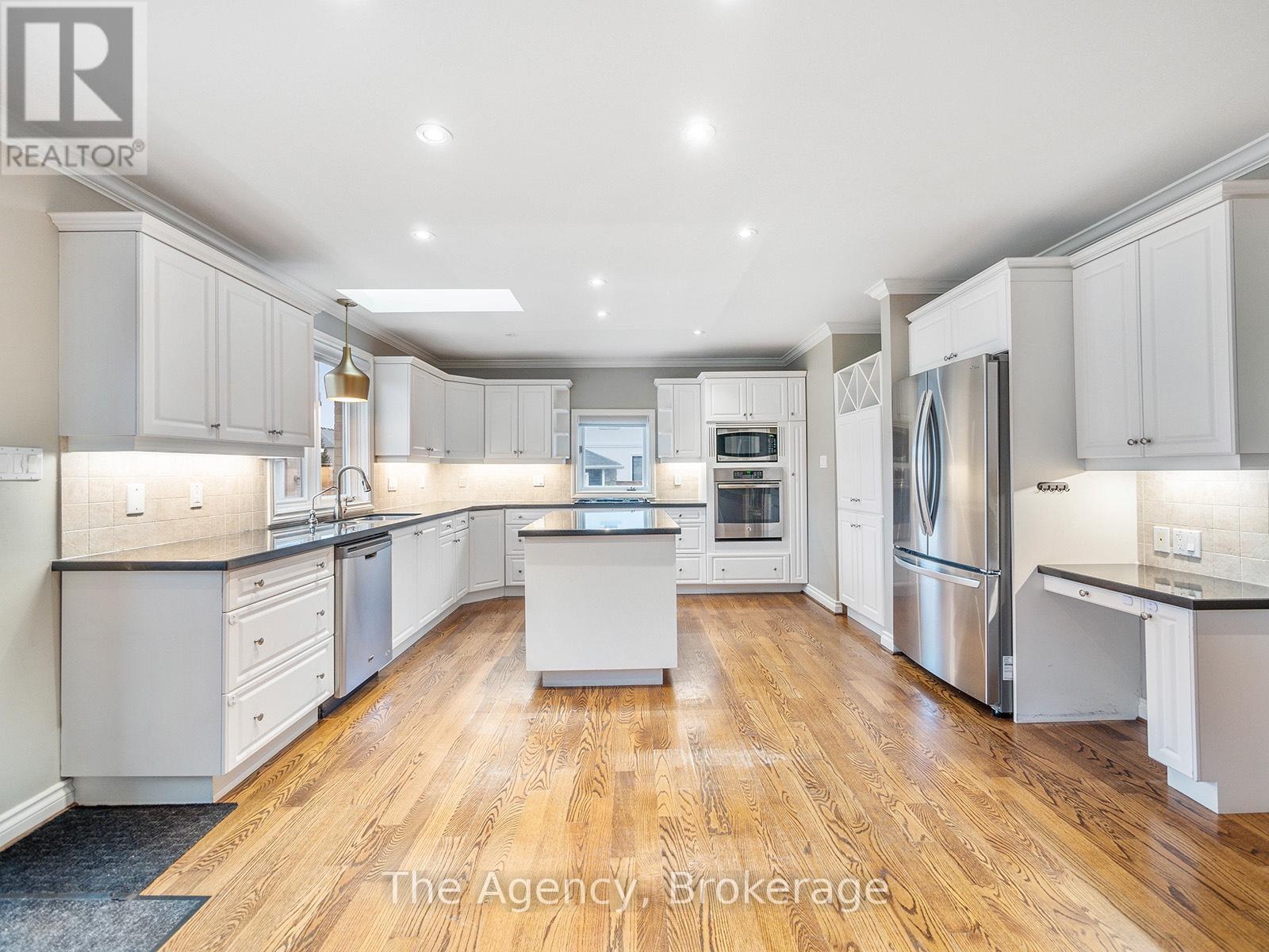 253 Margaret Drive, Oakville, Ontario  L6K 2W3 - Photo 13 - W12442523