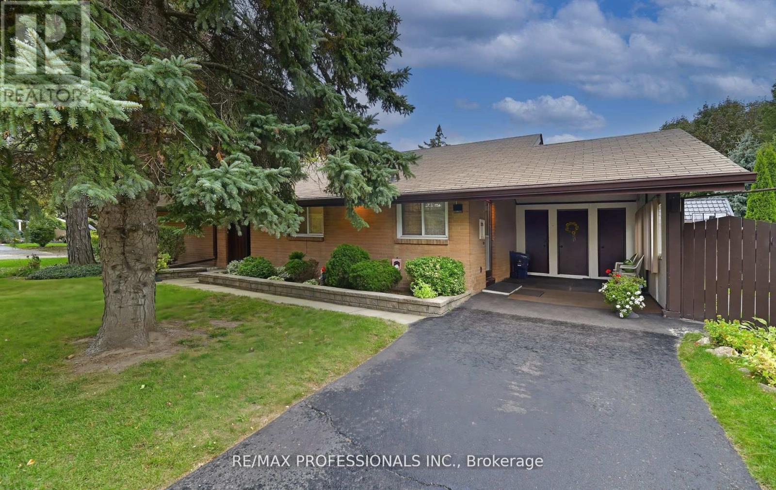 2 LESTERWOOD CRESCENT, Toronto, Ontario