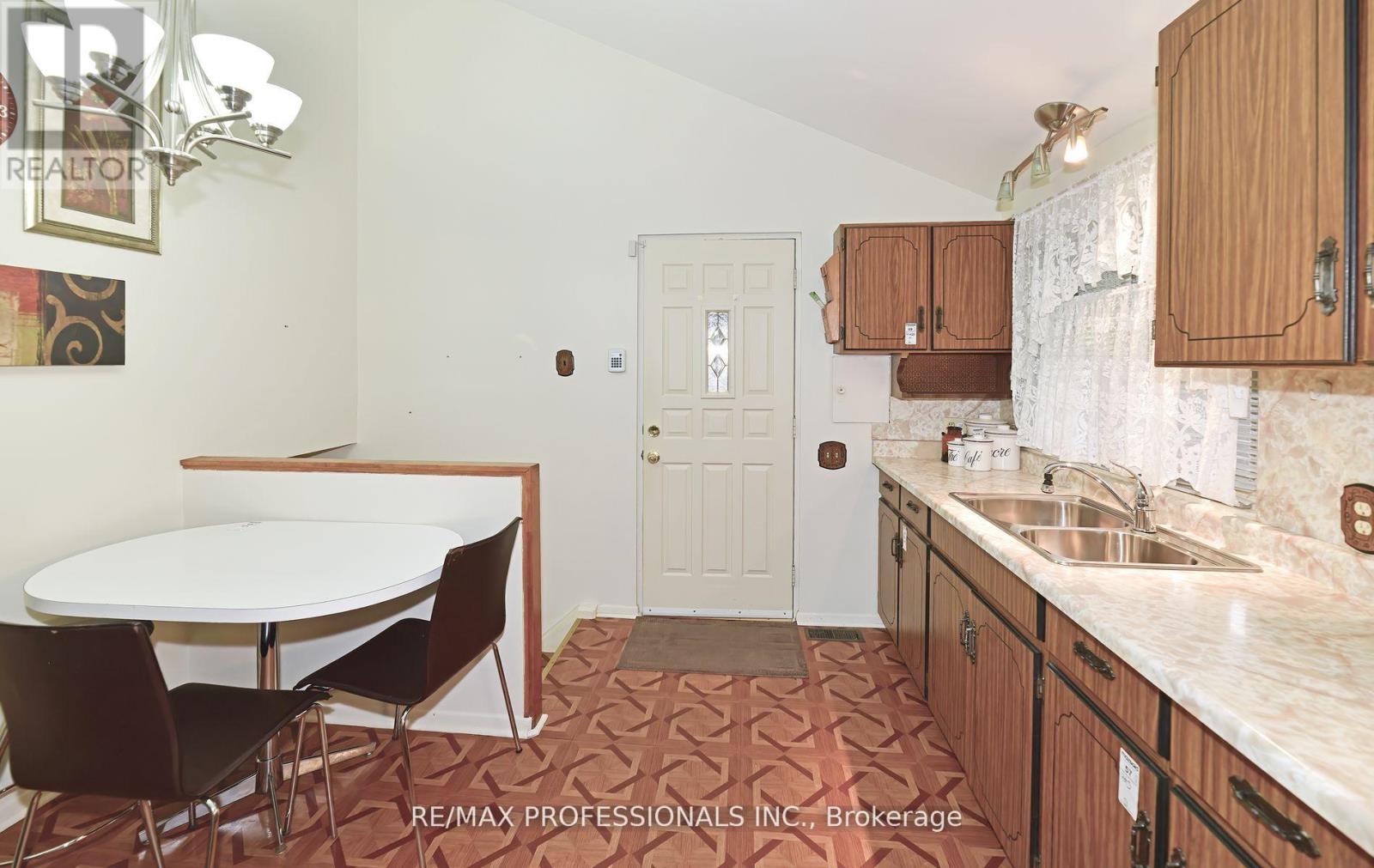 2 Lesterwood Crescent, Toronto, Ontario  M1P 3L4 - Photo 11 - E12555310