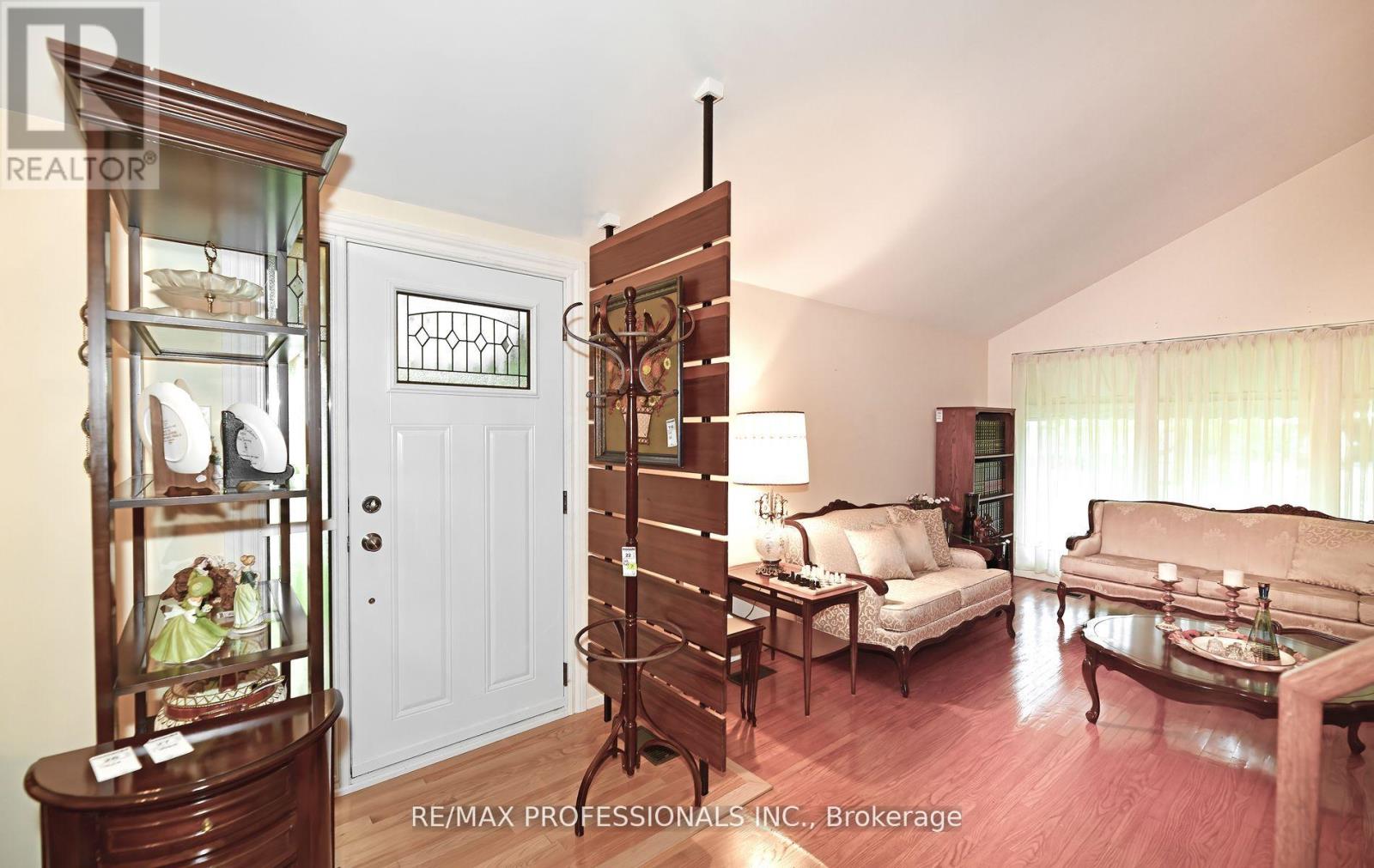 2 Lesterwood Crescent, Toronto, Ontario  M1P 3L4 - Photo 3 - E12555310