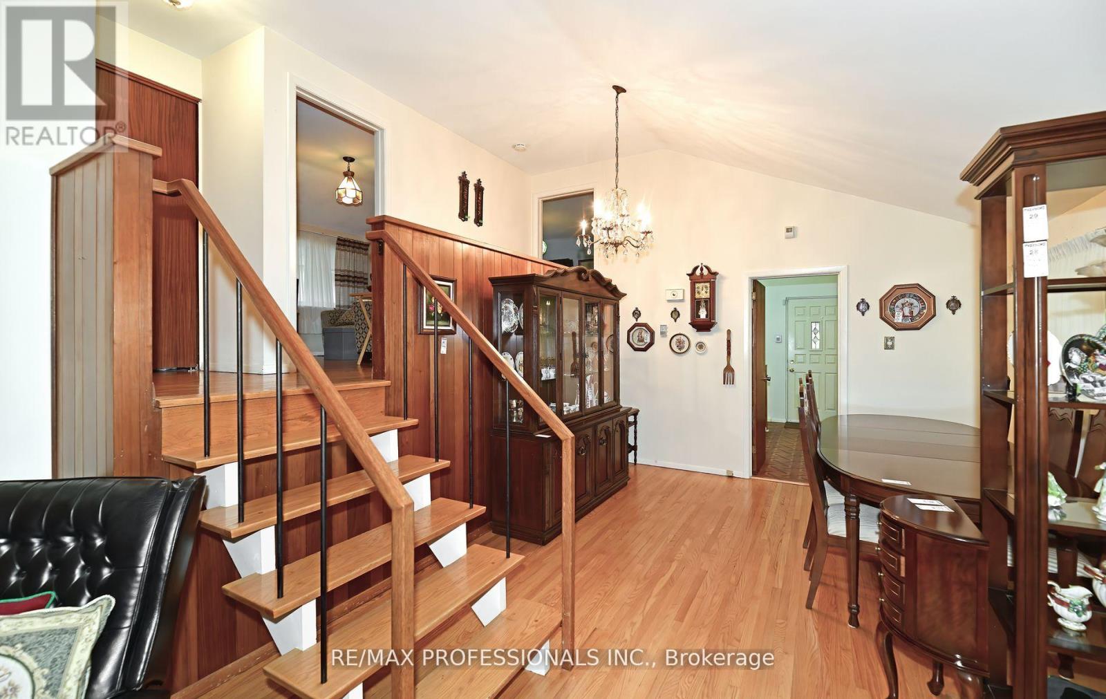 2 Lesterwood Crescent, Toronto, Ontario  M1P 3L4 - Photo 7 - E12555310