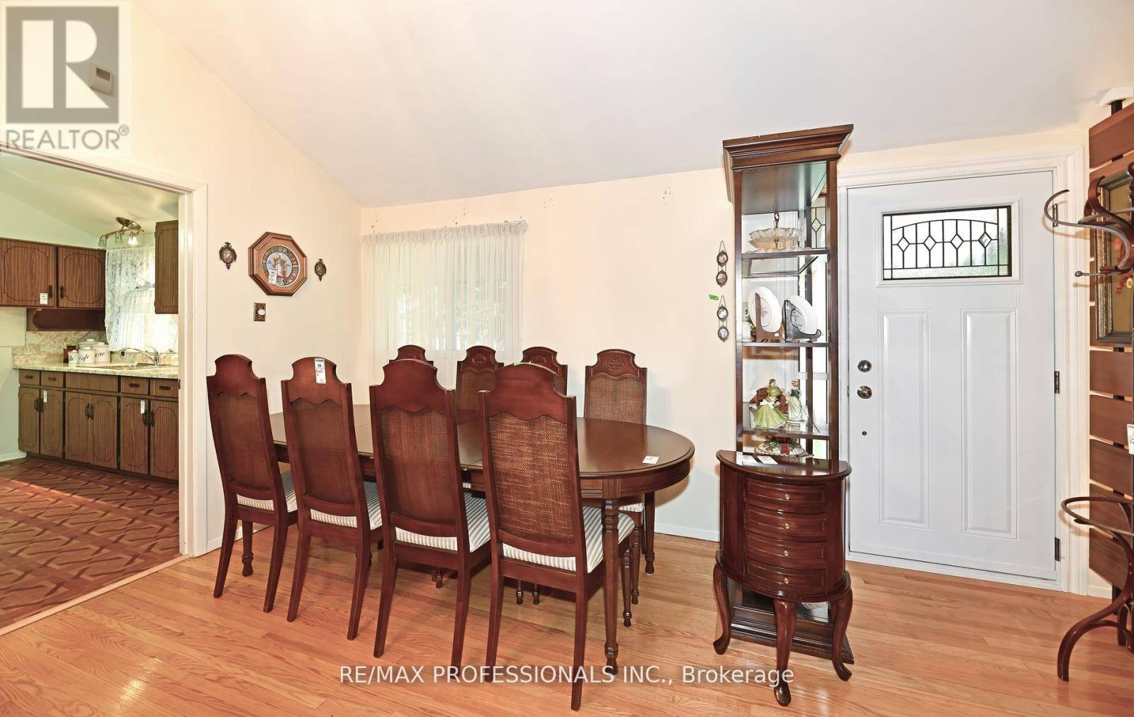 2 Lesterwood Crescent, Toronto, Ontario  M1P 3L4 - Photo 9 - E12555310