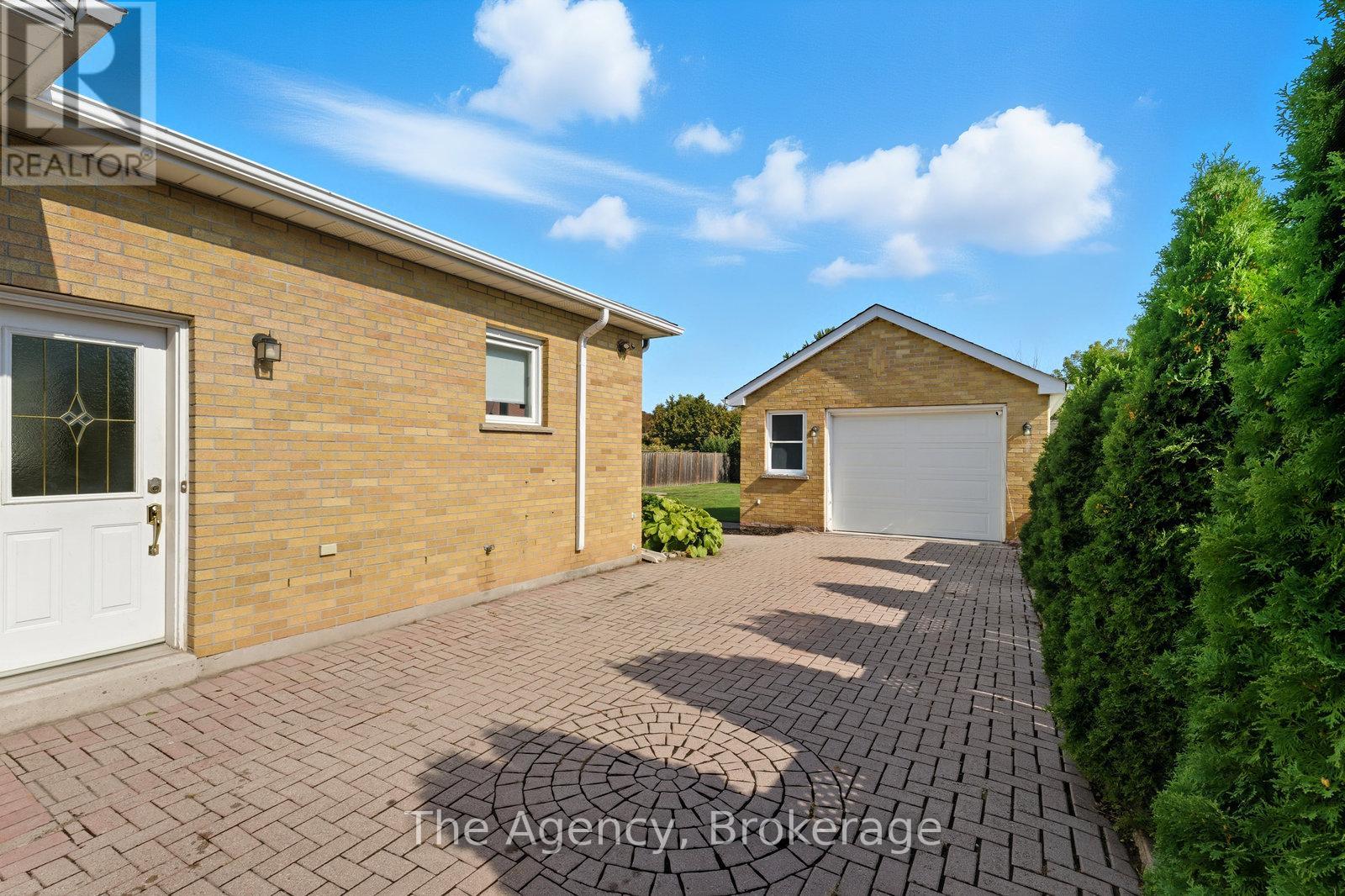 253 Margaret Drive, Oakville, Ontario  L6K 2W3 - Photo 34 - W12442523