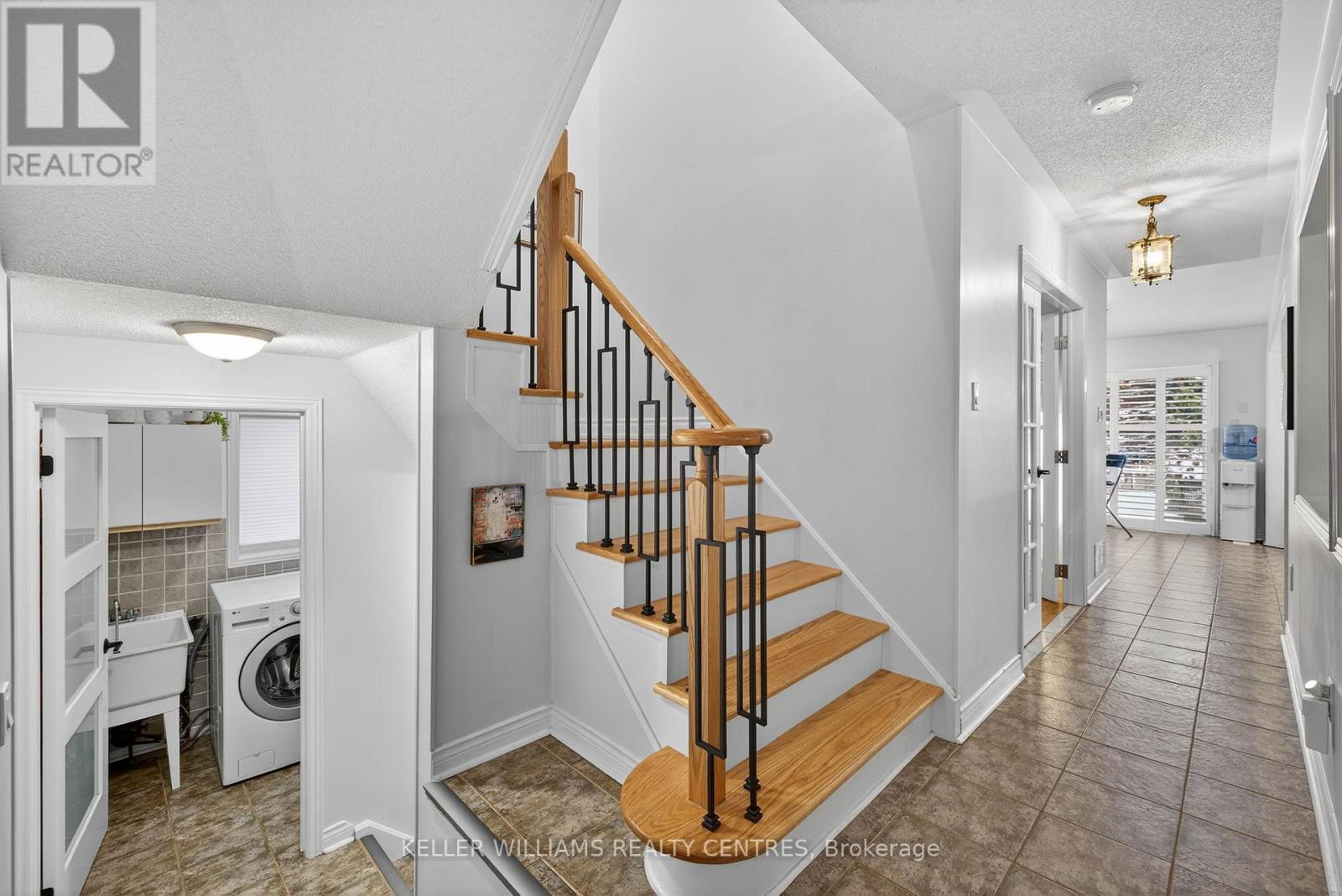 84 Loraview Lane, Aurora, Ontario  L4G 6N5 - Photo 6 - N12555388