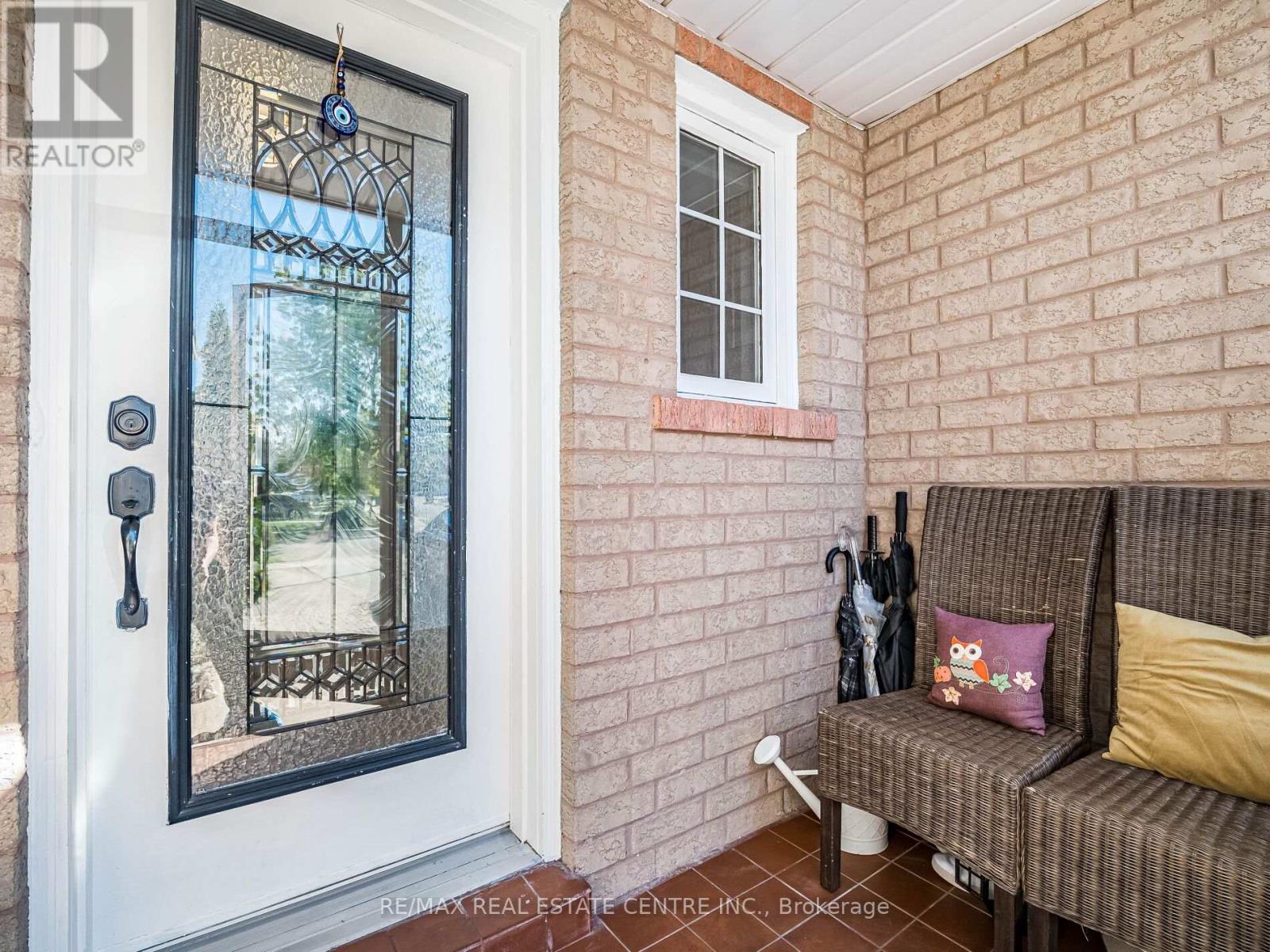 100 White Tail Crescent, Brampton, Ontario  L6Y 5B9 - Photo 4 - W12555268