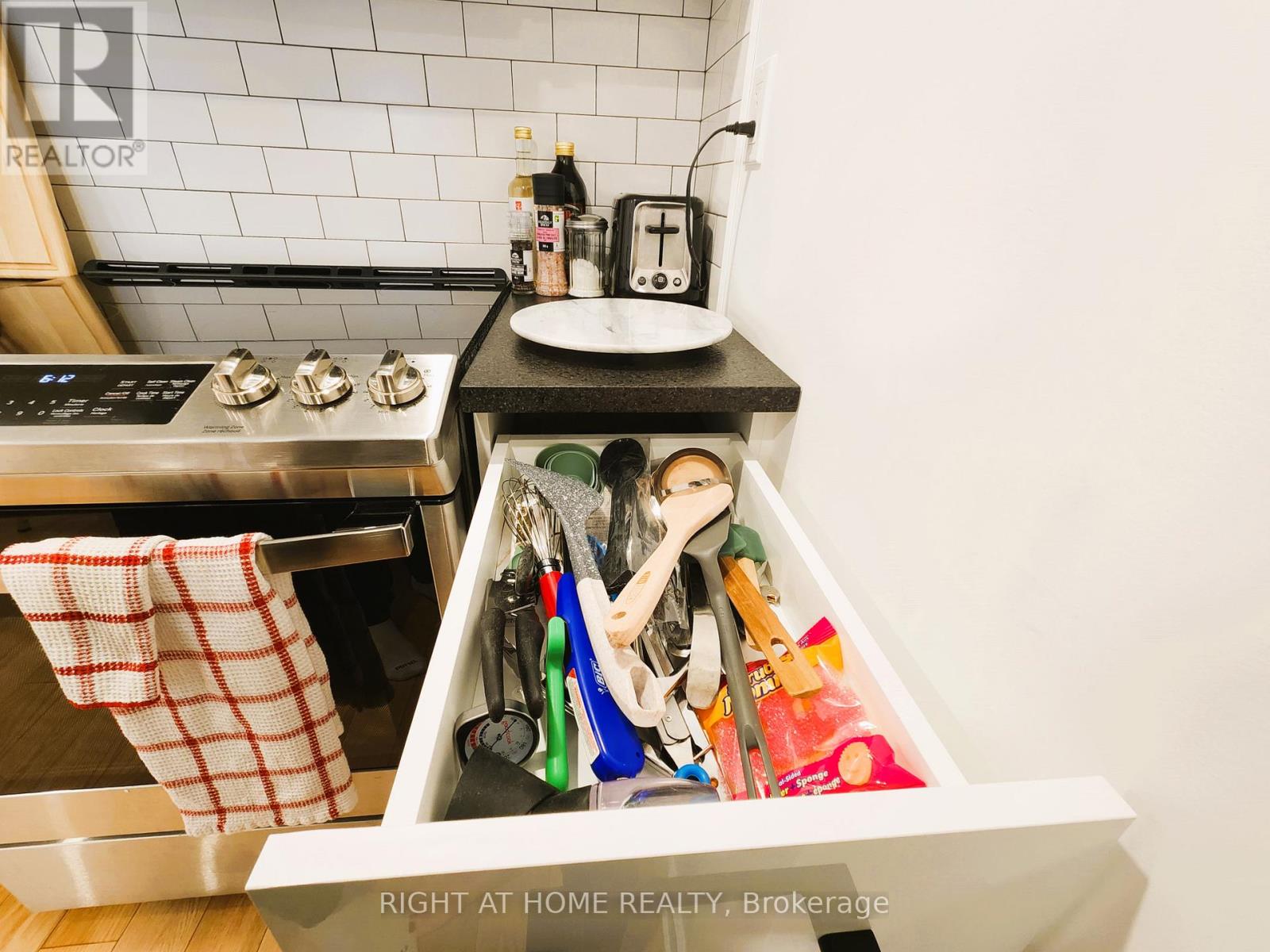 2 - 106 Lappin Avenue, Toronto, Ontario  M6H 1Y4 - Photo 23 - W12555382