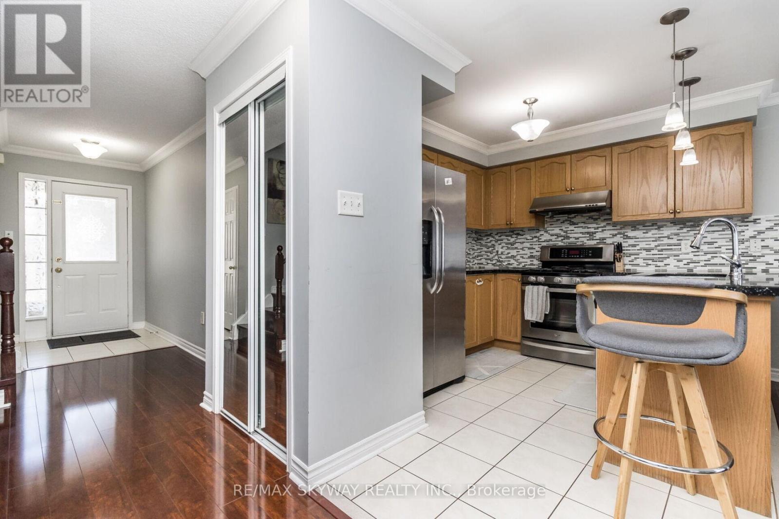 9 Weatherell Drive, Brampton, Ontario  L7A 1Y7 - Photo 6 - W12555394