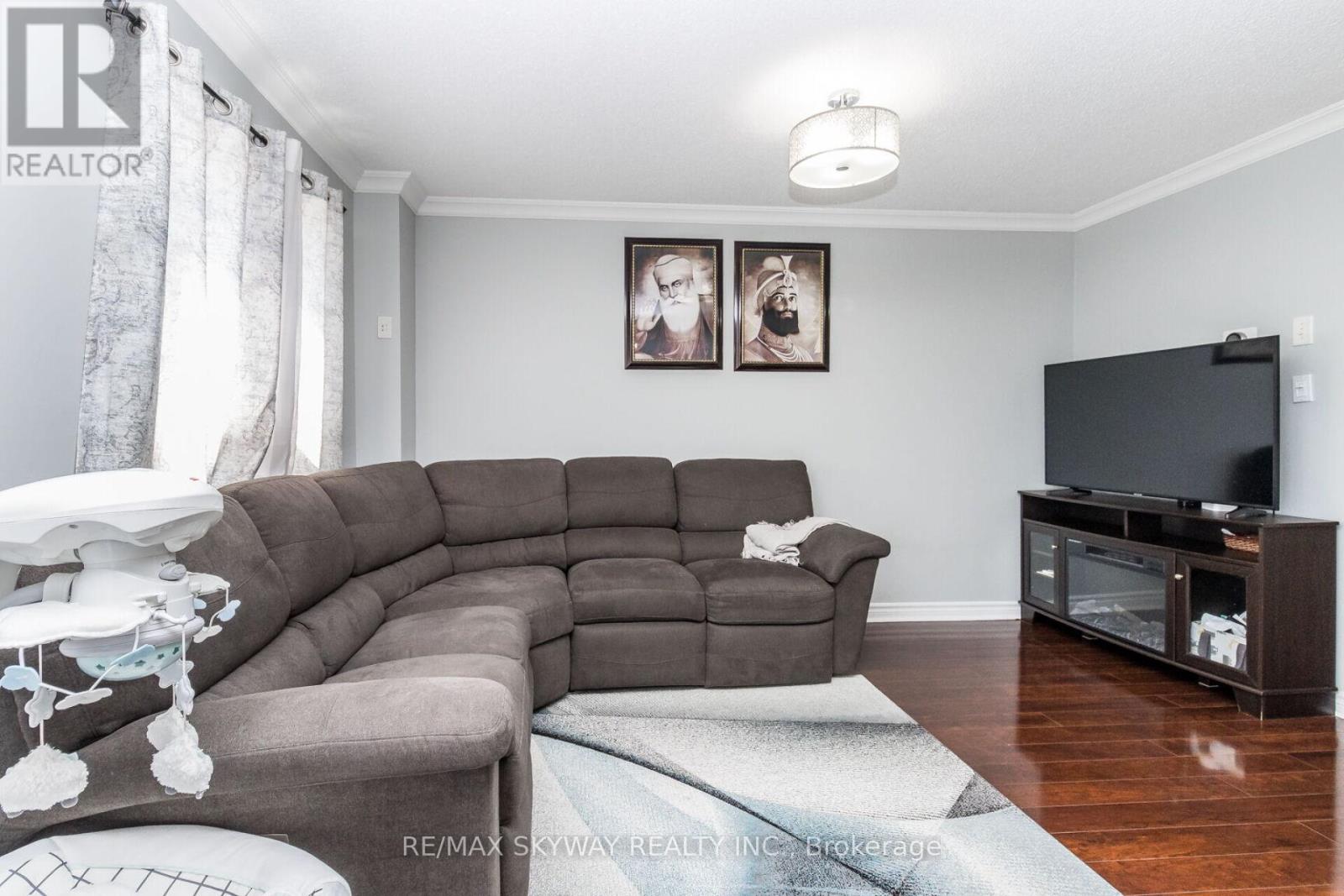 9 Weatherell Drive, Brampton, Ontario  L7A 1Y7 - Photo 8 - W12555394