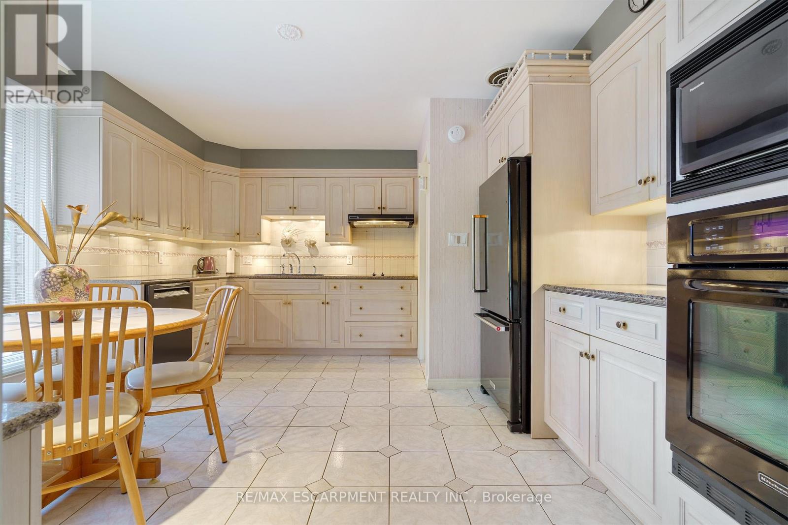 2 Walnut Grove, Hamilton, Ontario  L9H 3M4 - Photo 12 - X12555390