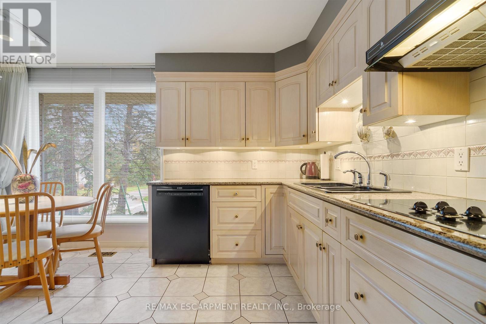 2 Walnut Grove, Hamilton, Ontario  L9H 3M4 - Photo 14 - X12555390