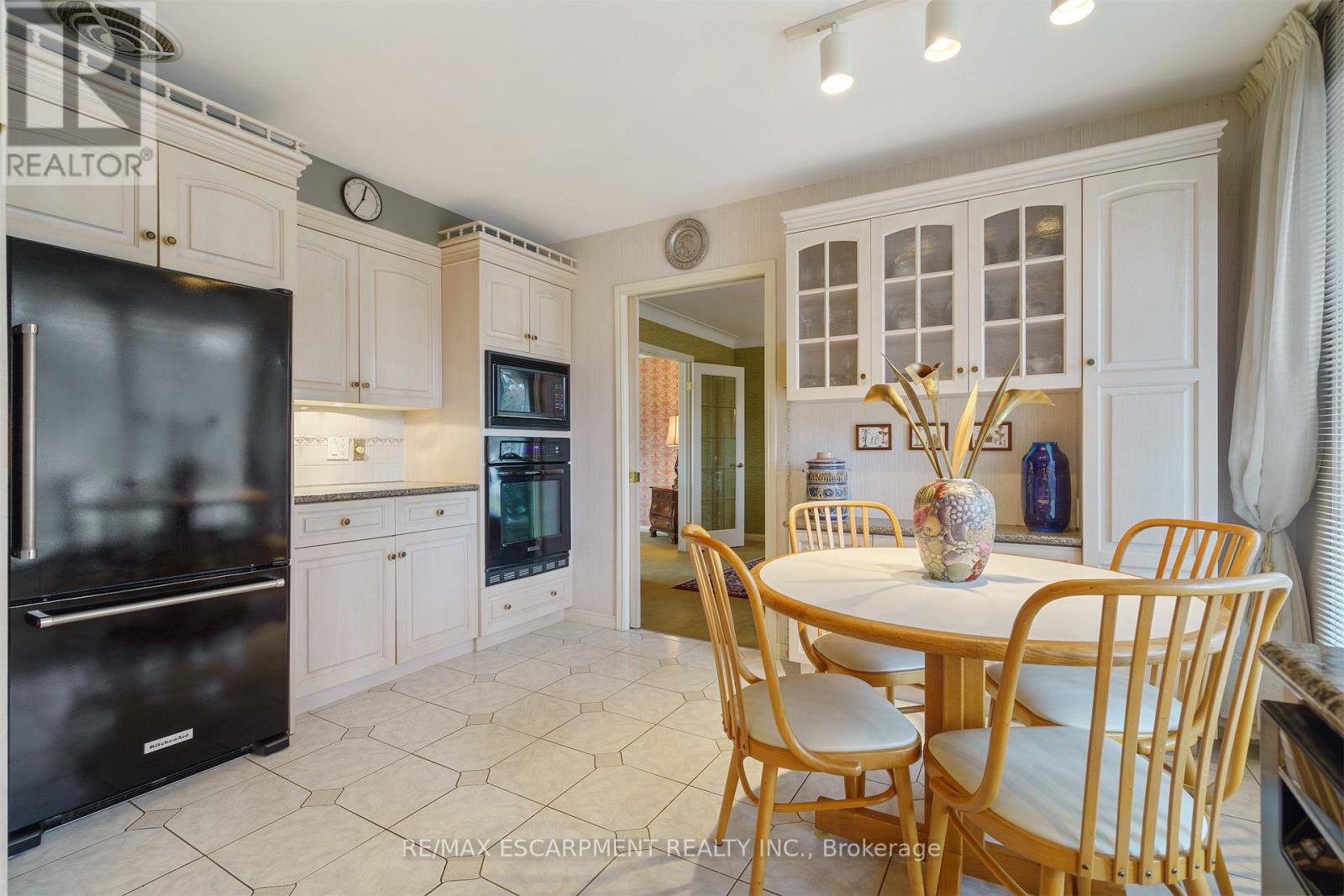 2 Walnut Grove, Hamilton, Ontario  L9H 3M4 - Photo 16 - X12555390