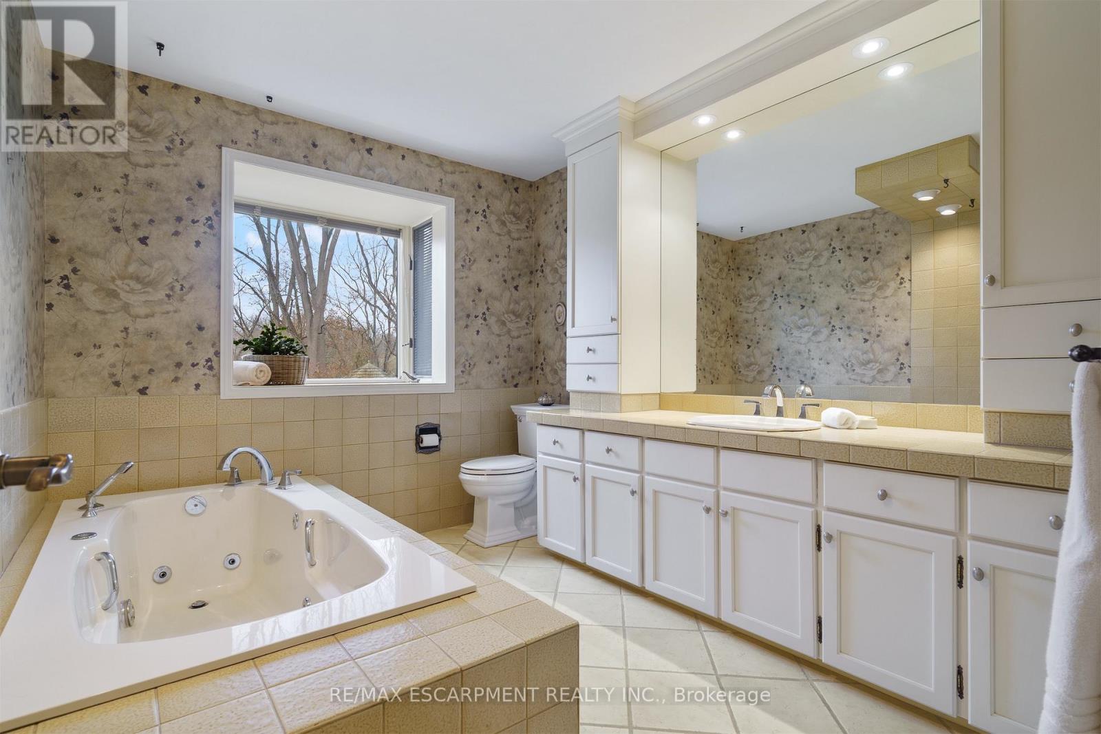 2 Walnut Grove, Hamilton, Ontario  L9H 3M4 - Photo 24 - X12555390