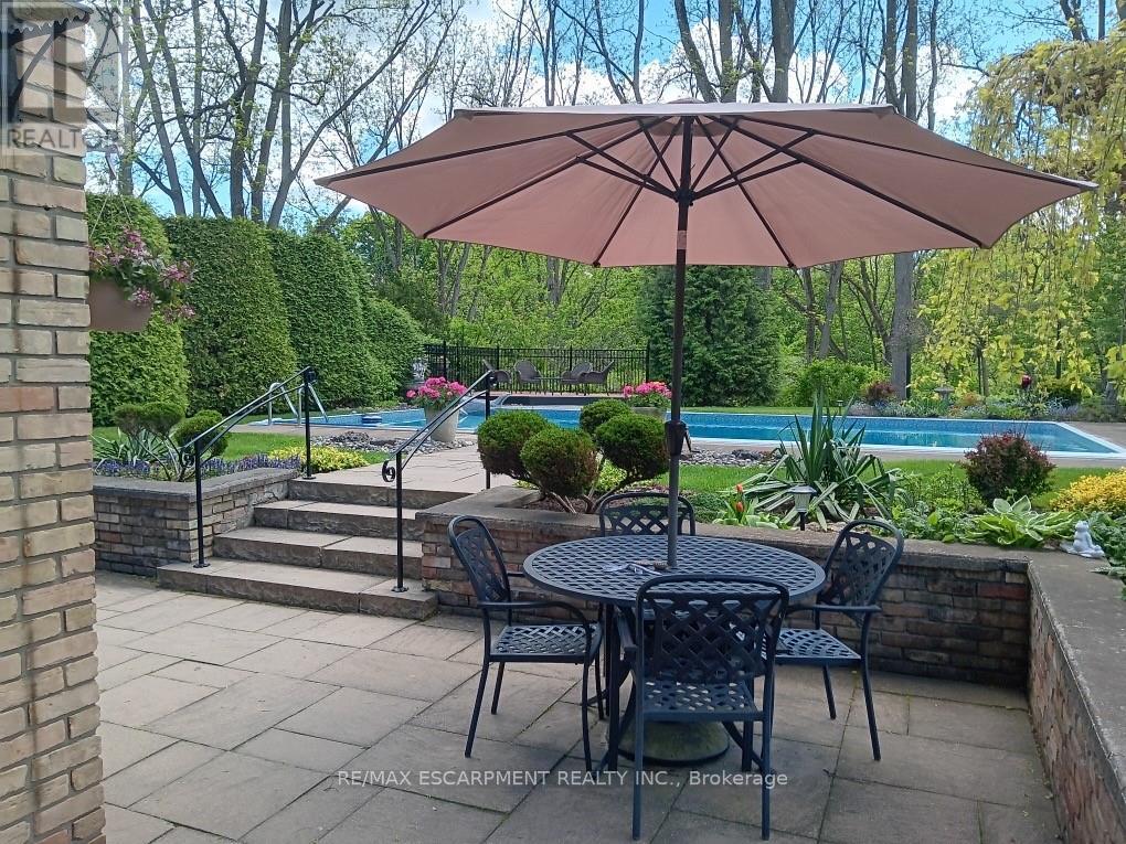 2 Walnut Grove, Hamilton, Ontario  L9H 3M4 - Photo 37 - X12555390