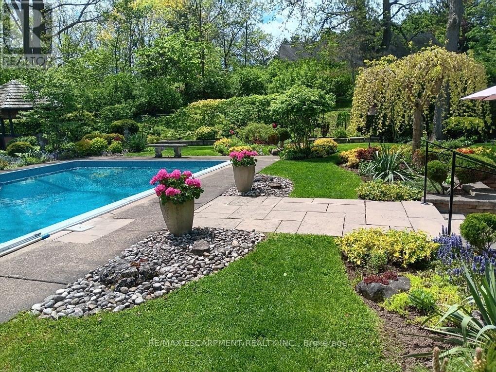 2 Walnut Grove, Hamilton, Ontario  L9H 3M4 - Photo 40 - X12555390