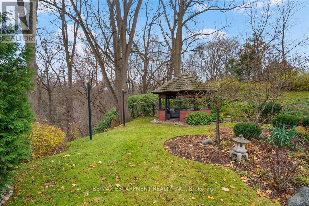 2 Walnut Grove, Hamilton, Ontario  L9H 3M4 - Photo 43 - X12555390