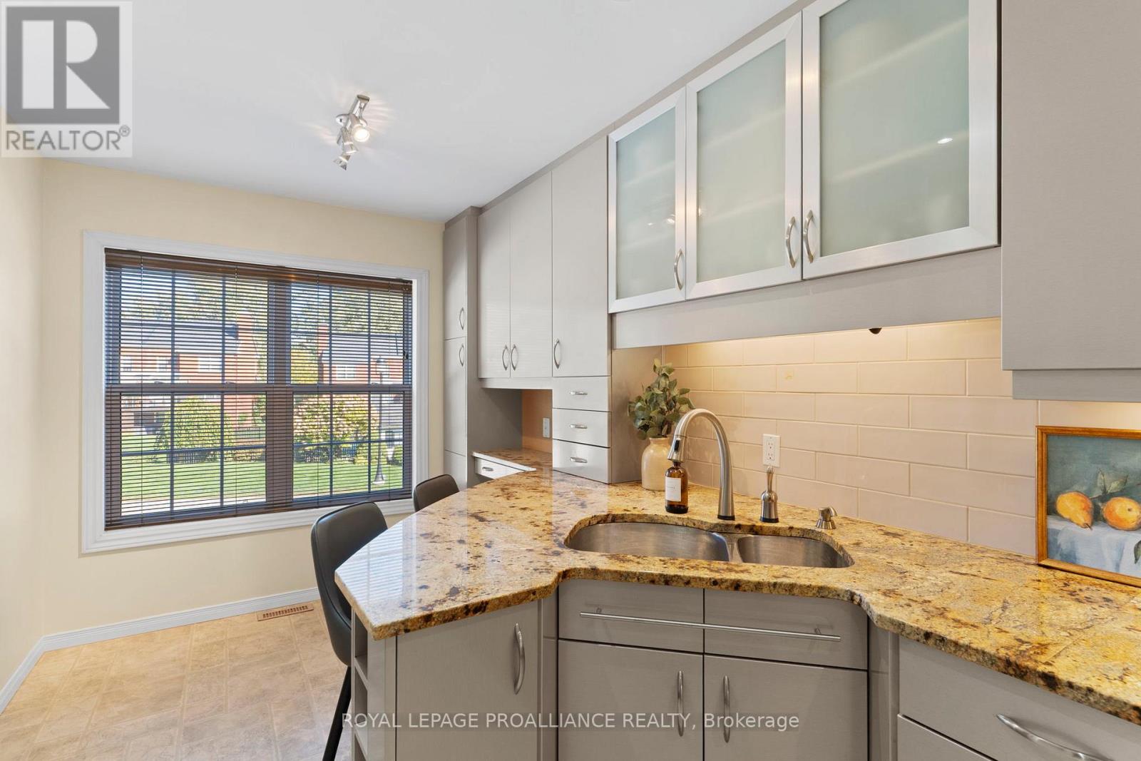 35 Country Club Place, Brockville, Ontario  K6V 6T6 - Photo 10 - X12555470