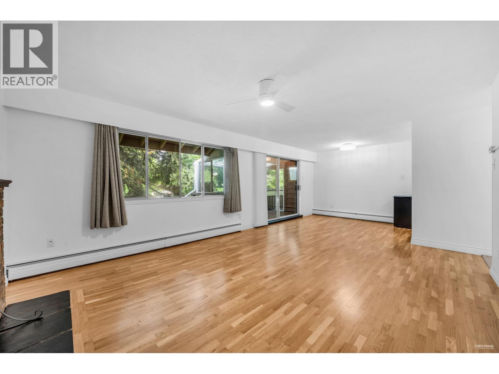 704 555 W 28th Street, North Vancouver, British Columbia  V7N 2J7 - Photo 2 - R3068274