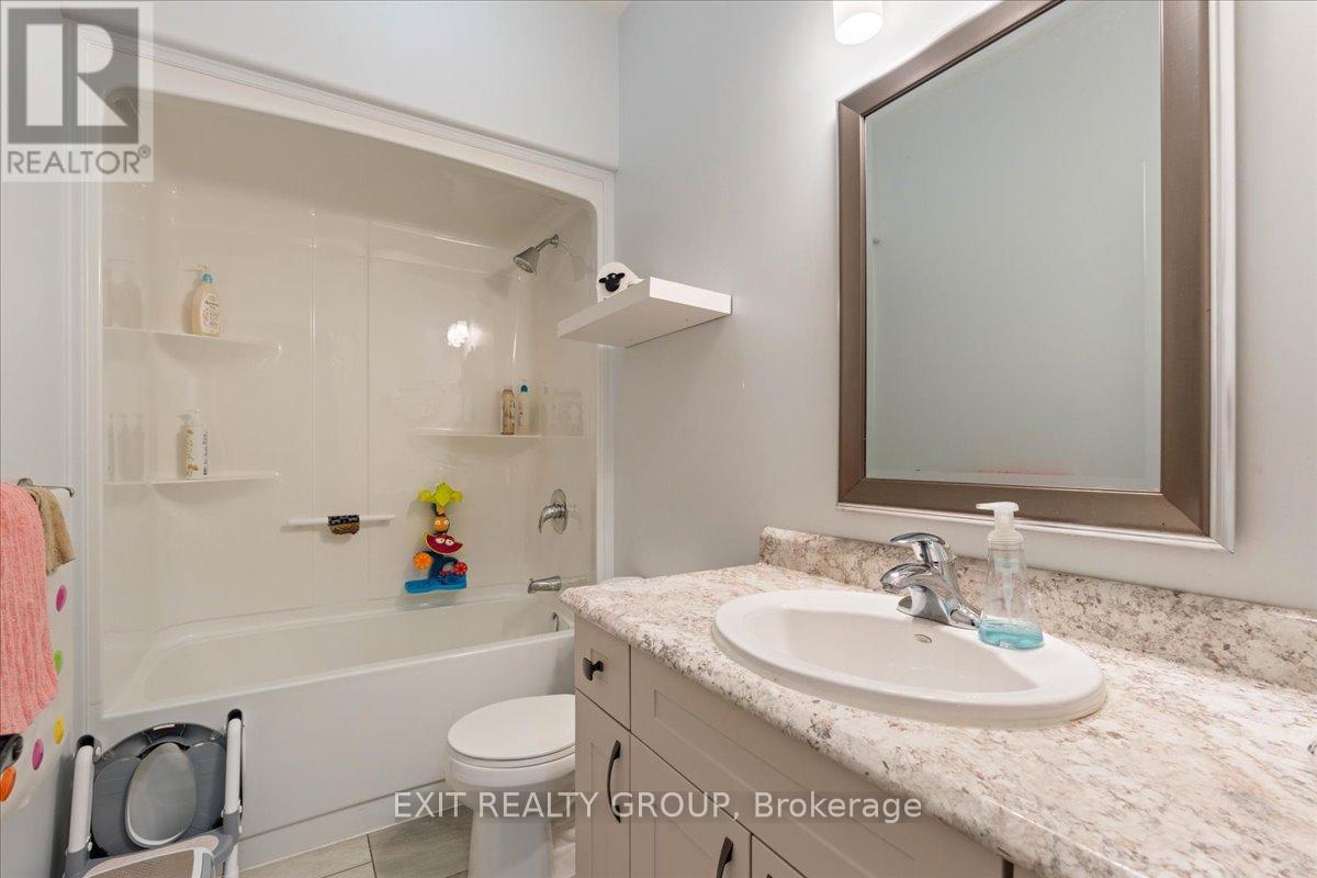 35 Ledgerock Court, Quinte West, Ontario  K8R 0A1 - Photo 26 - X12431958