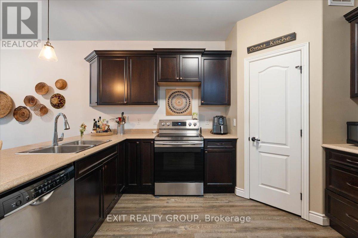 35 Ledgerock Court, Quinte West, Ontario  K8R 0A1 - Photo 10 - X12431958