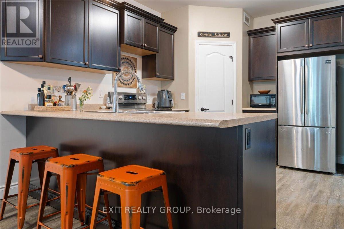 35 Ledgerock Court, Quinte West, Ontario  K8R 0A1 - Photo 12 - X12431958