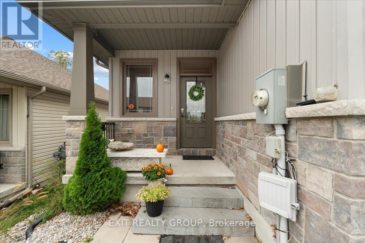 35 Ledgerock Court, Quinte West, Ontario  K8R 0A1 - Photo 3 - X12431958