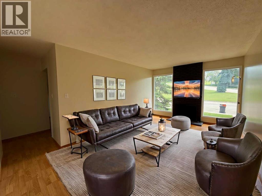 4206, 4208 44 Street, Ponoka, Alberta  T4J 1B8 - Photo 4 - A2237092