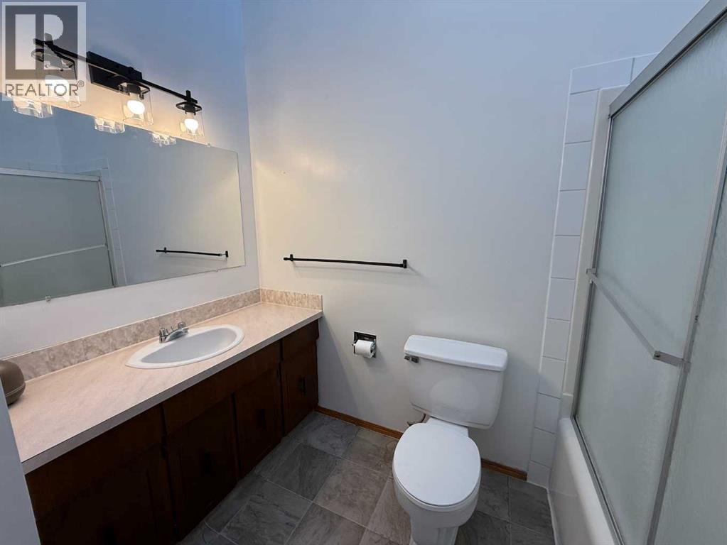 4206, 4208 44 Street, Ponoka, Alberta  T4J 1B8 - Photo 6 - A2237092