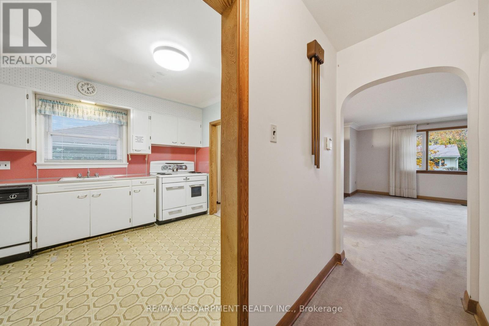 8 Fawell Avenue, St. Catharines, Ontario L2S 2V4 - Photo 12 - X12546734