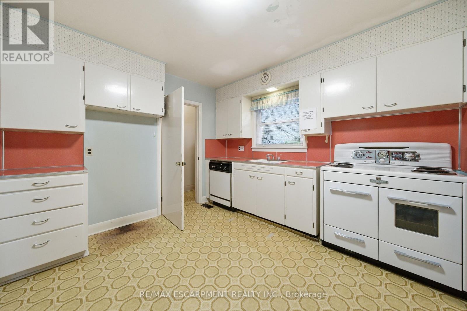 8 Fawell Avenue, St. Catharines, Ontario L2S 2V4 - Photo 10 - X12546734