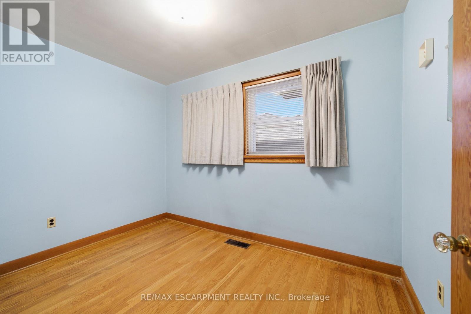 8 Fawell Avenue, St. Catharines, Ontario L2S 2V4 - Photo 22 - X12546734