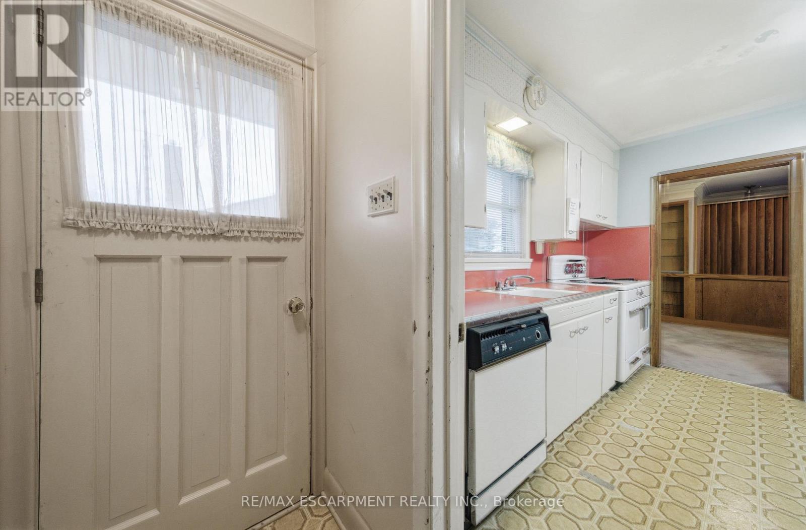 8 Fawell Avenue, St. Catharines, Ontario L2S 2V4 - Photo 9 - X12546734