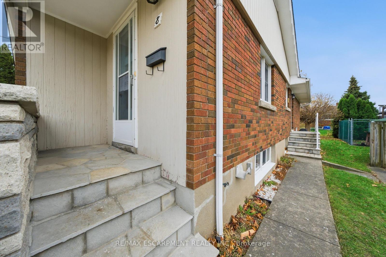 8 Fawell Avenue, St. Catharines, Ontario L2S 2V4 - Photo 7 - X12546734