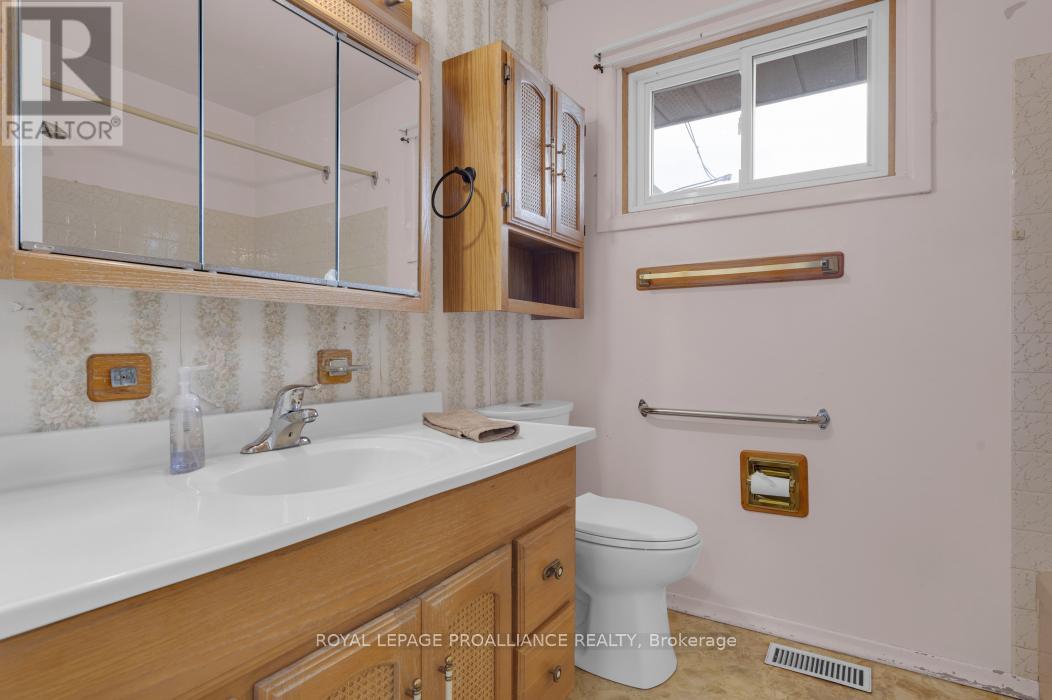 48 Janlyn Crescent, Belleville, Ontario K8N 1L2 - Photo 23 - X12555588