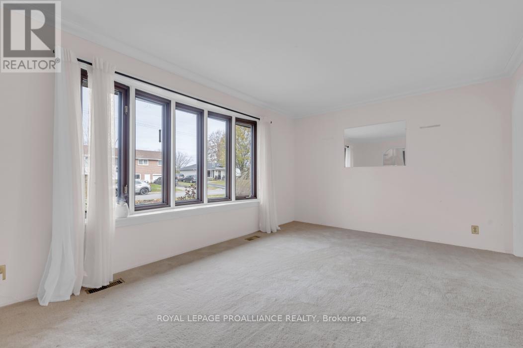 48 Janlyn Crescent, Belleville, Ontario K8N 1L2 - Photo 8 - X12555588