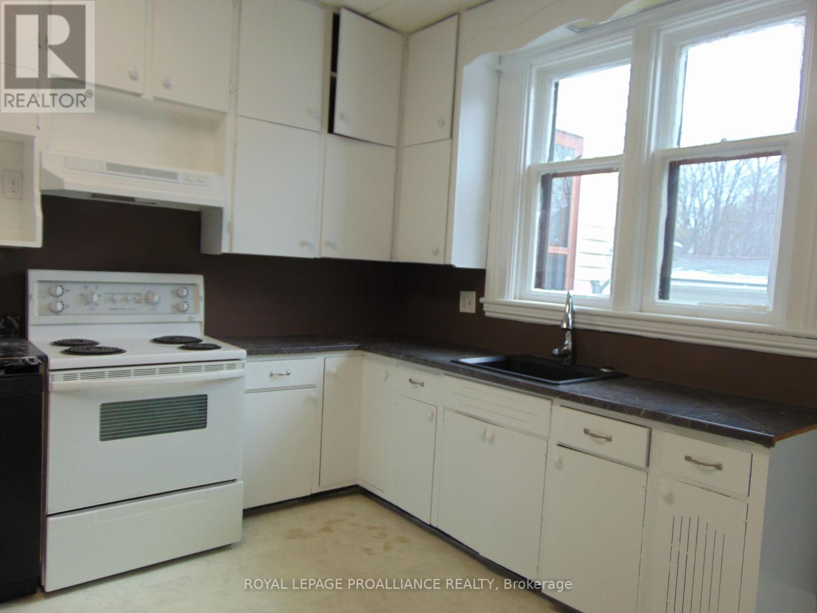 1 - 81 Bethune Street, Brockville, Ontario  K6V 2C9 - Photo 4 - X12555616