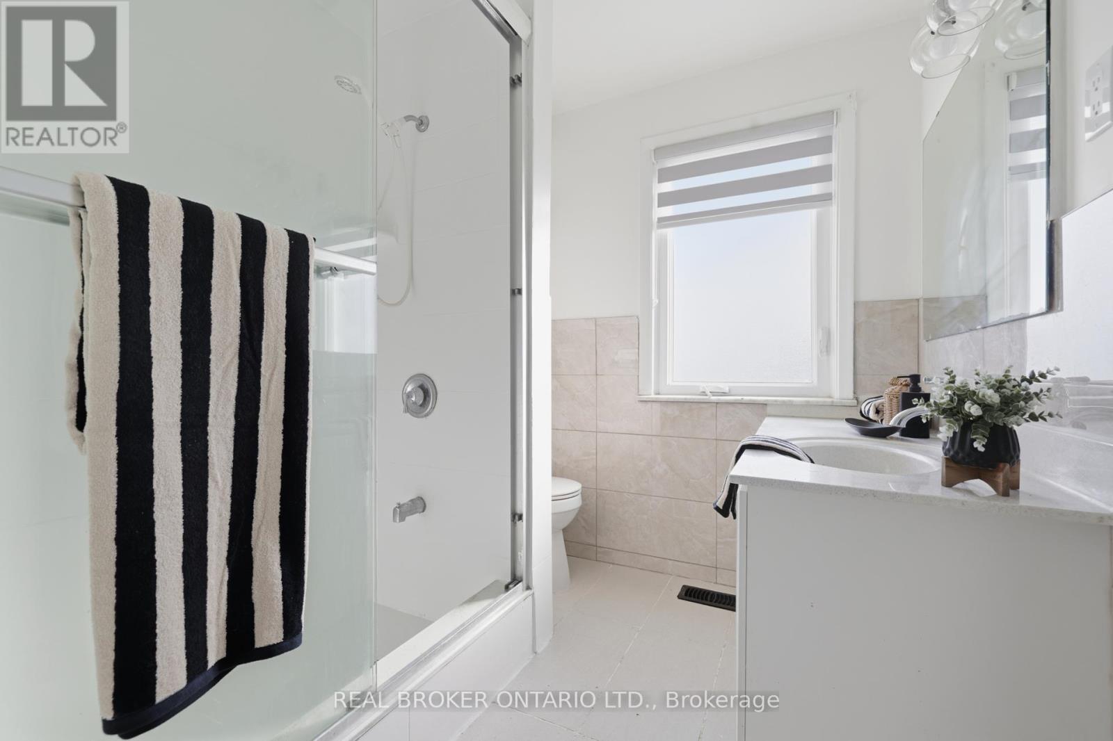 1324 Lawrence Avenue W, Toronto, Ontario  M6L 1A7 - Photo 15 - W12555428