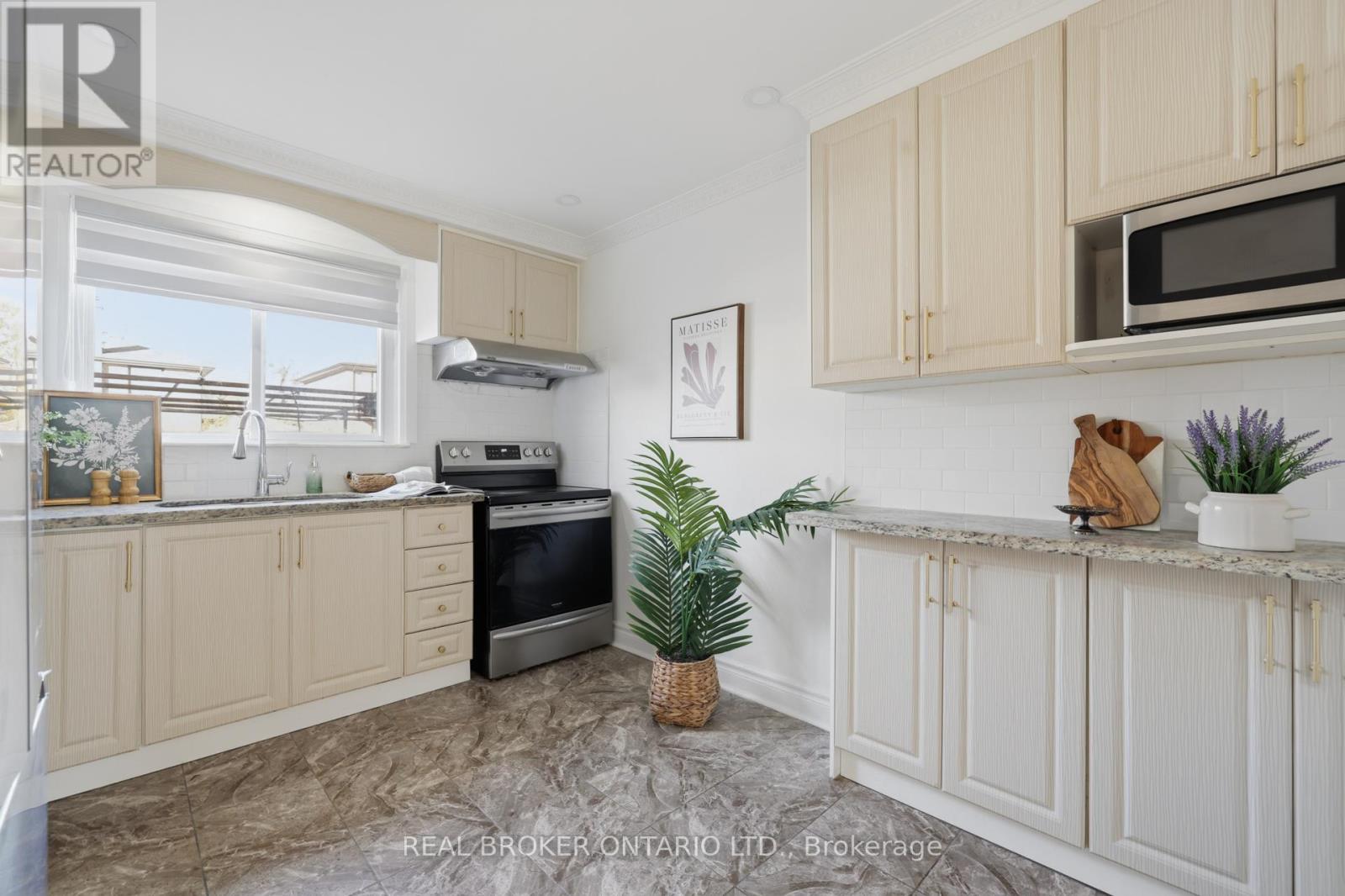 1324 Lawrence Avenue W, Toronto, Ontario  M6L 1A7 - Photo 9 - W12555428