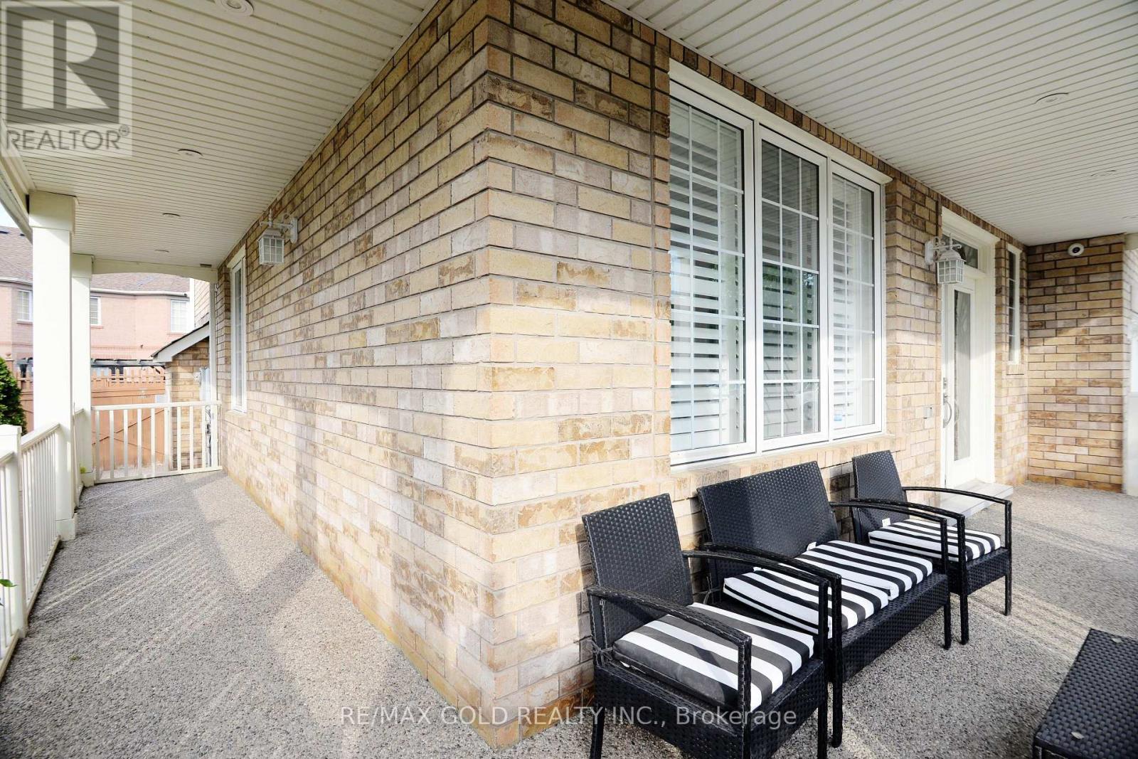 1 Blaketon Court, Brampton, Ontario  L6P 1G4 - Photo 4 - W12555504