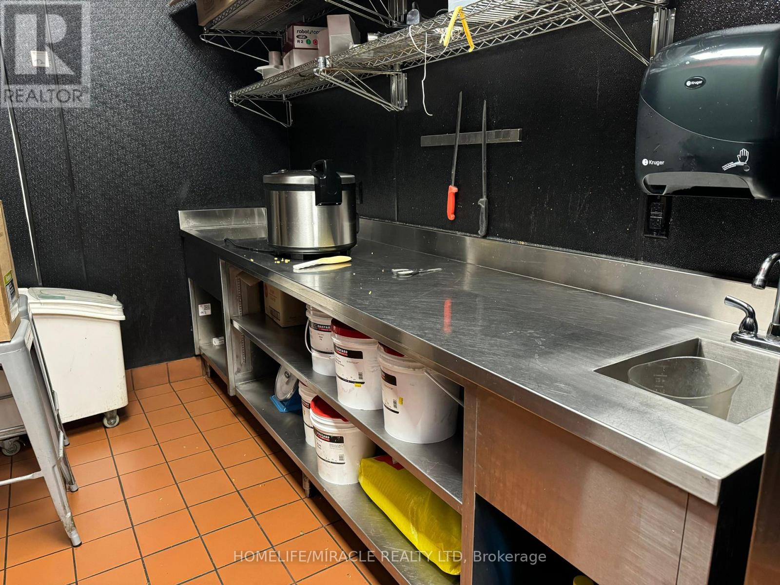 351 Kent Street W, Kawartha Lakes, Ontario K9V 2Z7 - Photo 5 - X12555496