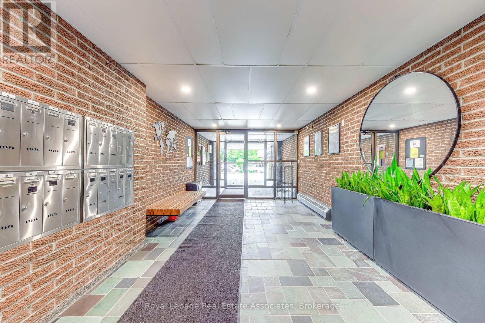 58 - 63 Conroy Crescent, Guelph, Ontario N1G 2V5 - Photo 3 - X12555534