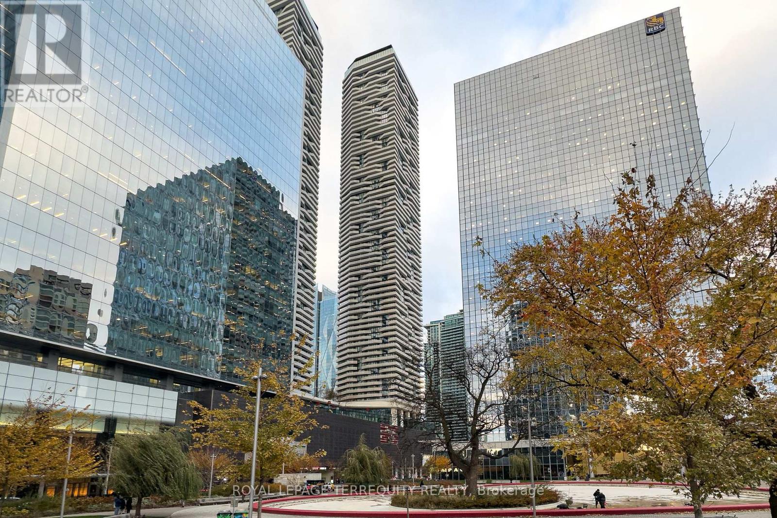 1207 - 88 Harbour Street, Toronto, Ontario  M5J 0C3 - Photo 2 - C12555720