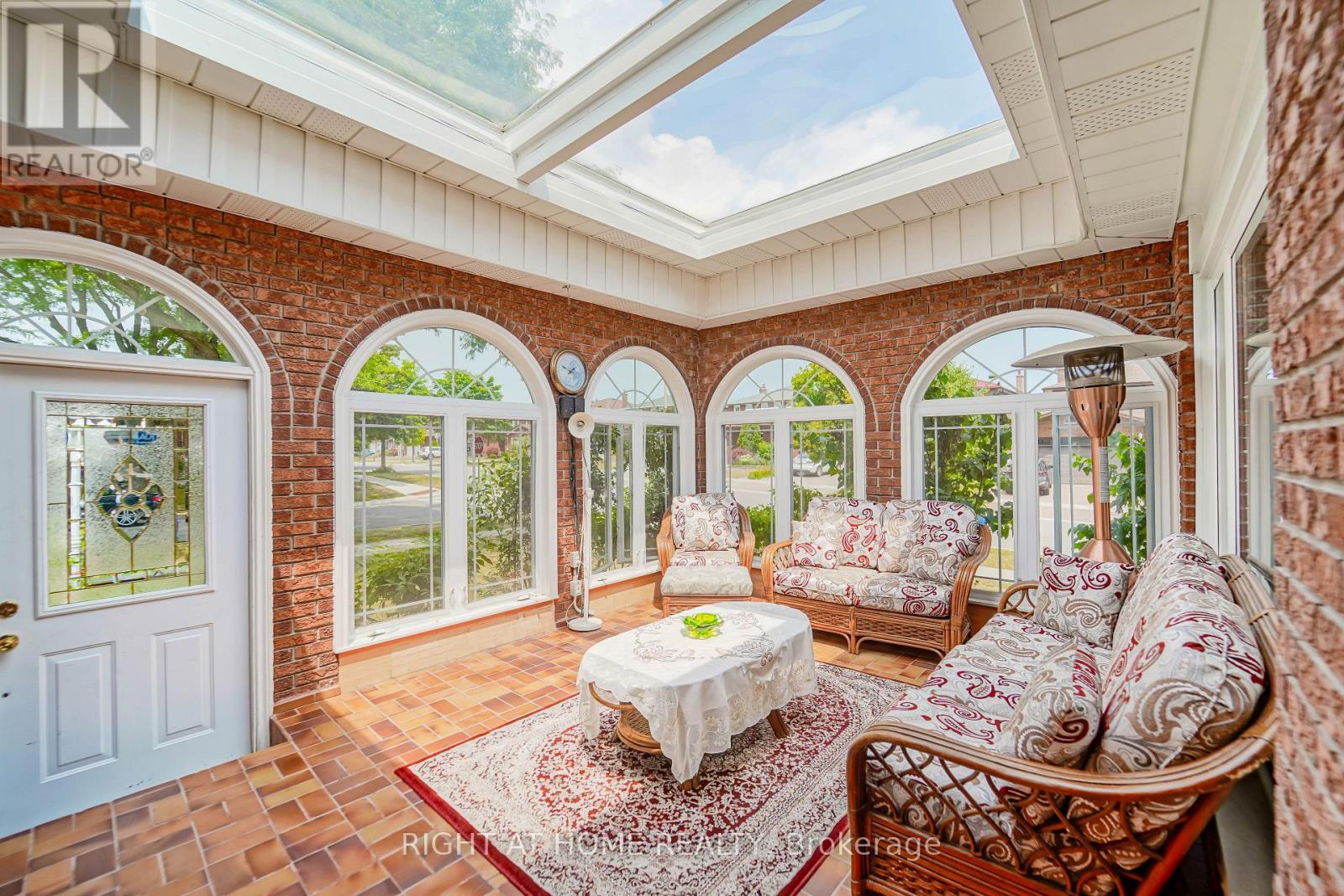 2 Lapworth Crescent, Toronto, Ontario  M1V 2M5 - Photo 4 - E12555742