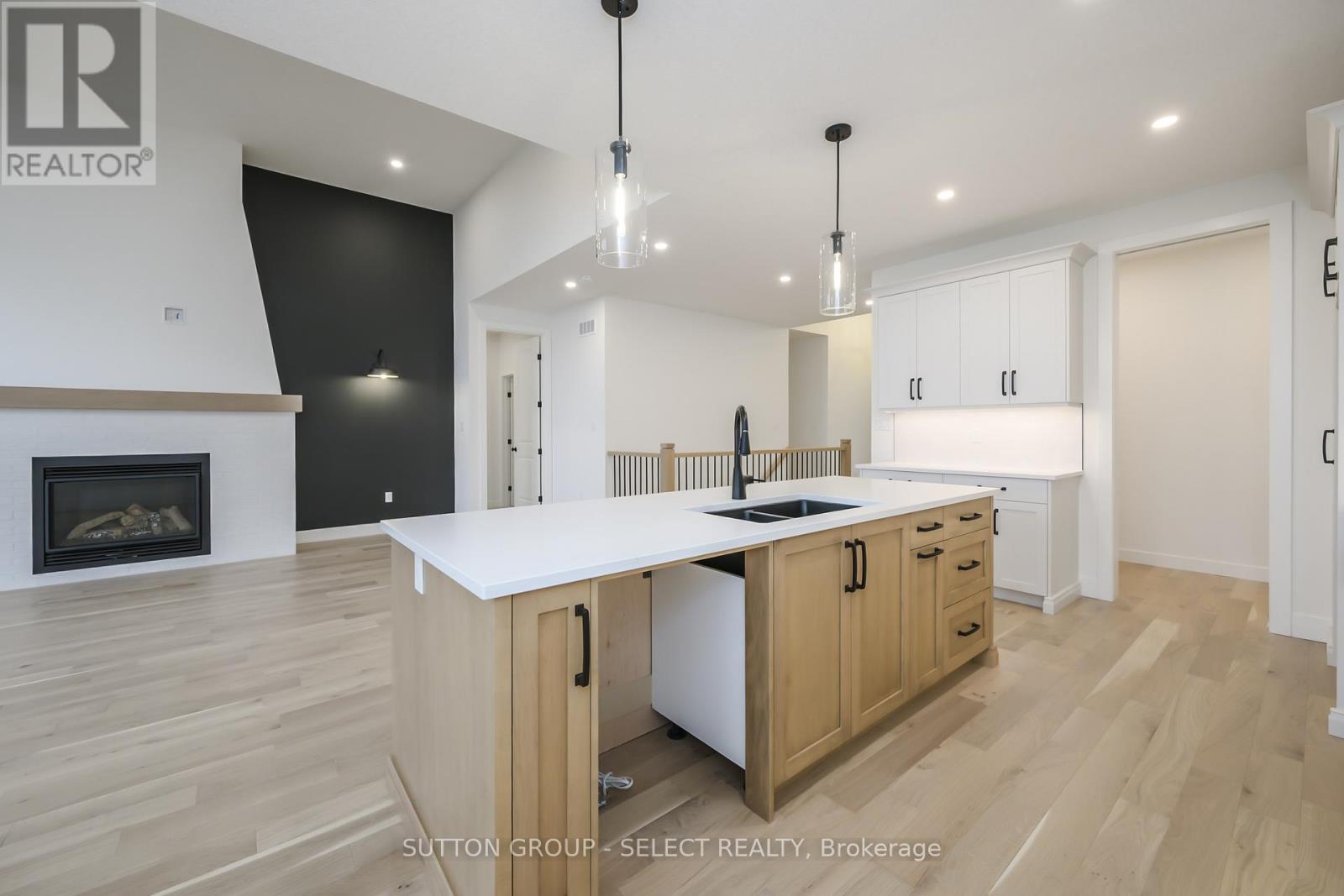 134 Harvest Lane, Thames Centre, Ontario  N0L 1G3 - Photo 13 - X12421126