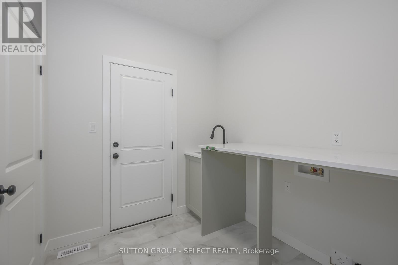 134 Harvest Lane, Thames Centre, Ontario  N0L 1G3 - Photo 29 - X12421126