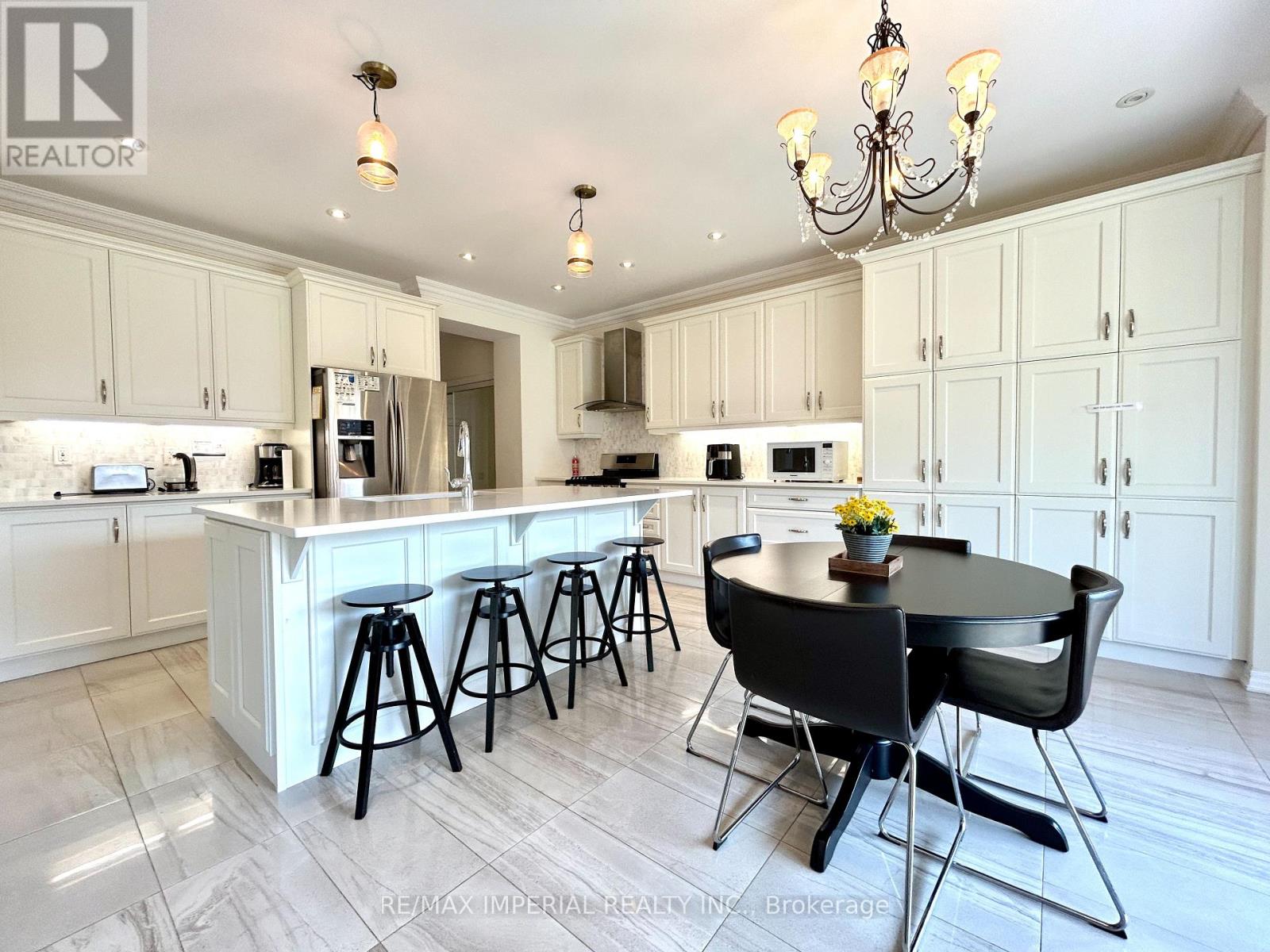 131 Beaveridge Avenue, Oakville, Ontario  L6H 7C4 - Photo 3 - W12555568