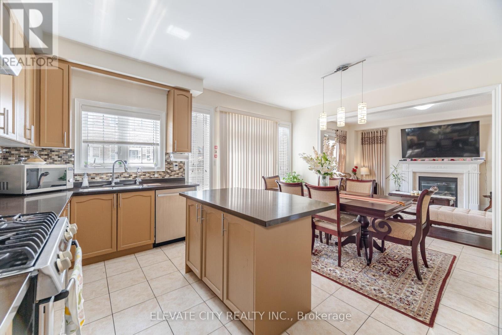 5576 Ethan Drive, Mississauga, Ontario  L5M 0N2 - Photo 5 - W12555620