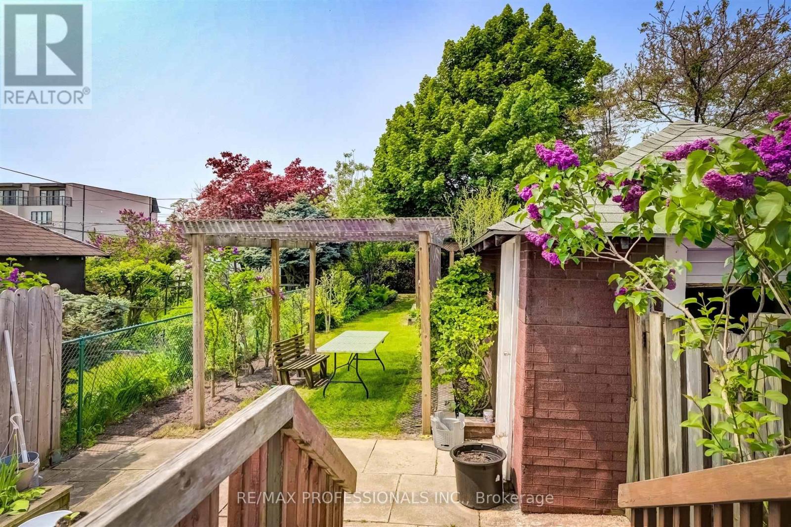 636 Runnymede Road, Toronto, Ontario  M6S 3A2 - Photo 41 - W12555692