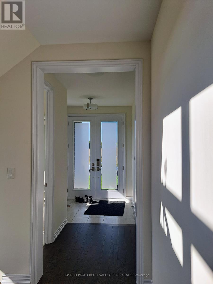 27 Henderson Street, Essa, Ontario  L3W 0A9 - Photo 2 - N12407004