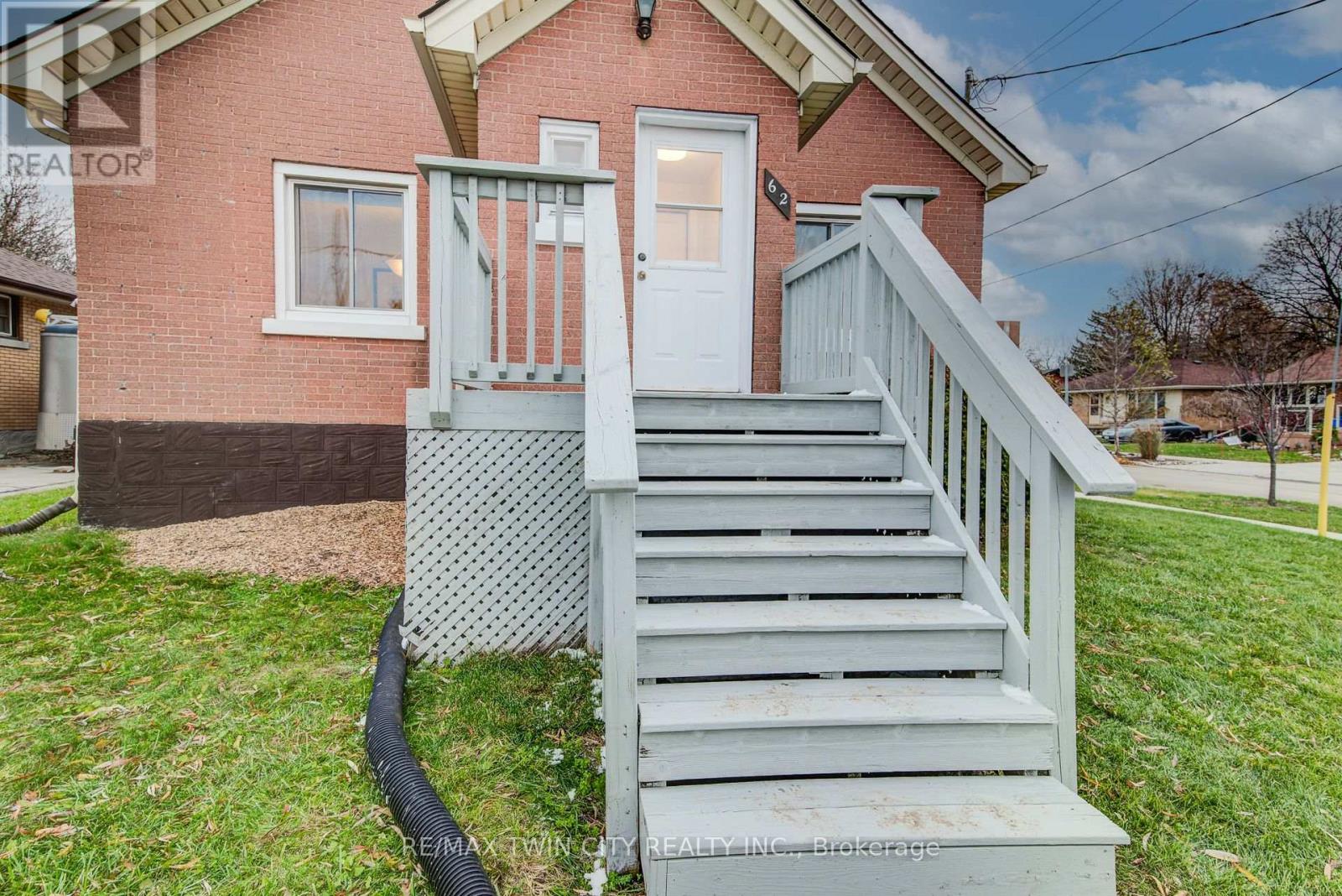 62 Ann Street, Waterloo, Ontario  N2B 1X9 - Photo 3 - X12555630